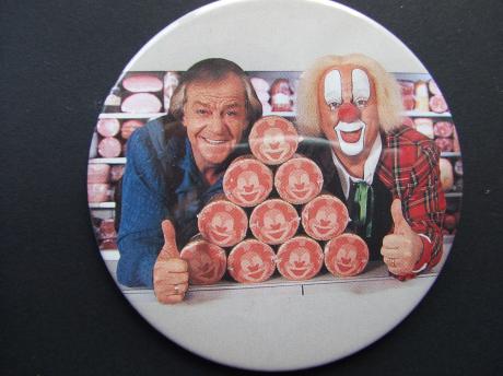 Bassie en adriaan presenteren hun vleeswaren, slagerij.